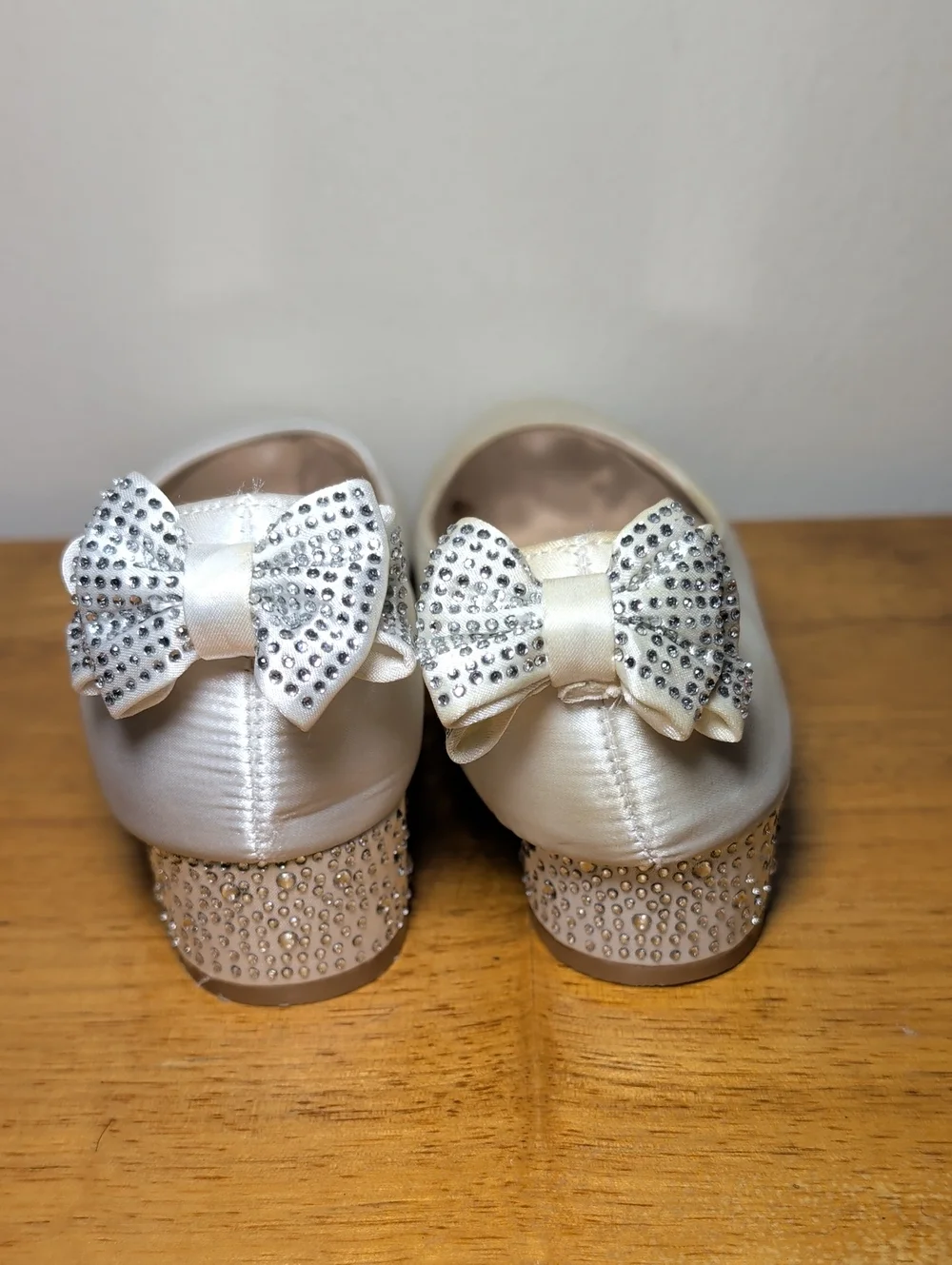 Badgley Mischka White Satin Low-Heel Shoes Rhinestone Bow Wedding Girls Size 2